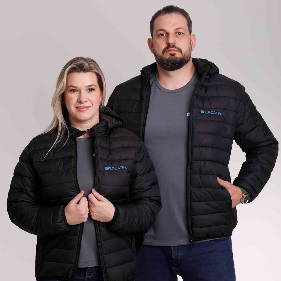 Jaqueta preta acolchoada com logo bordado fabricada pela Bergatex